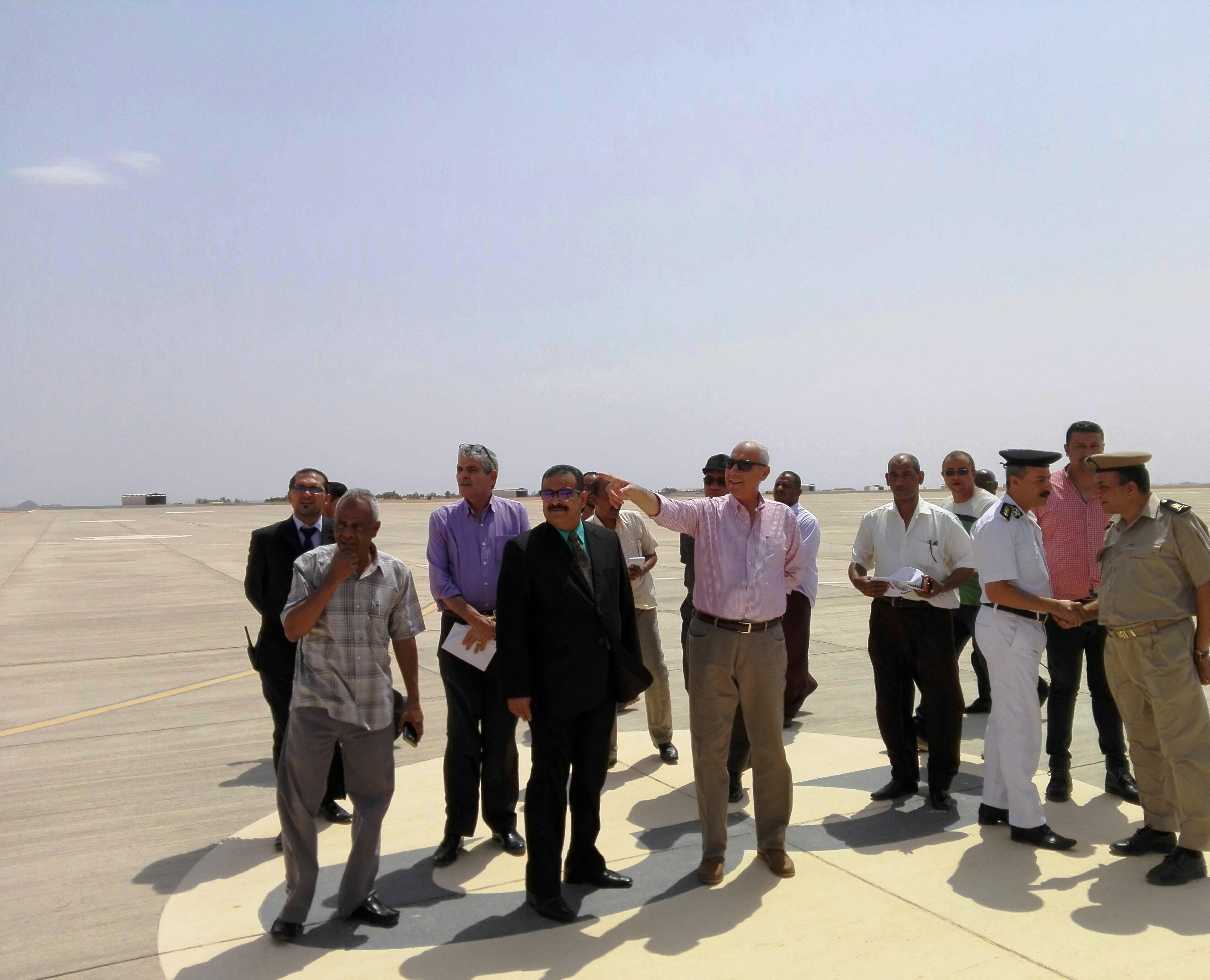 محافظ أسوان تفقد أعمال التطوير  بمطار أبو سمبل الدولى (1)